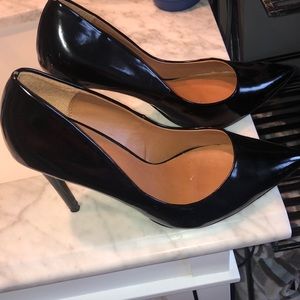 Black pumps